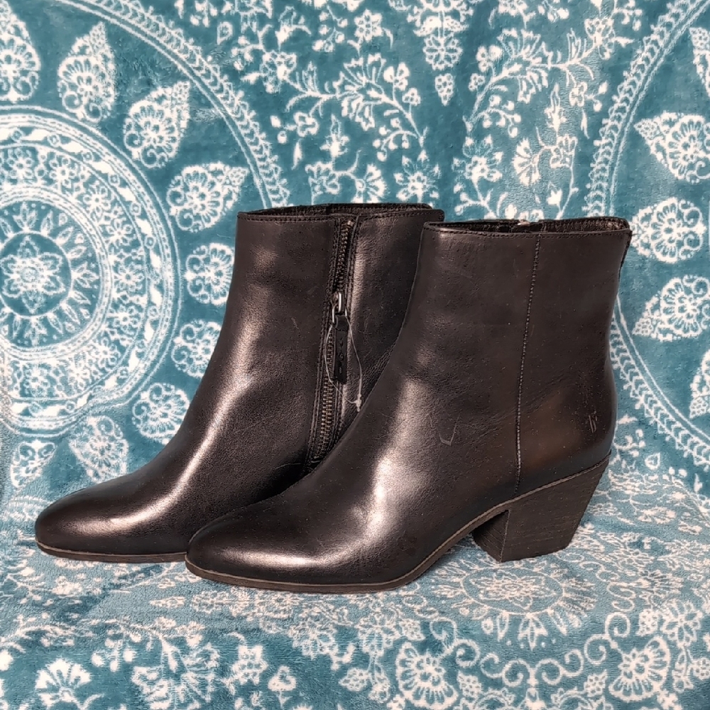 NEW Frye Megan Black Leather Ankle Booties
